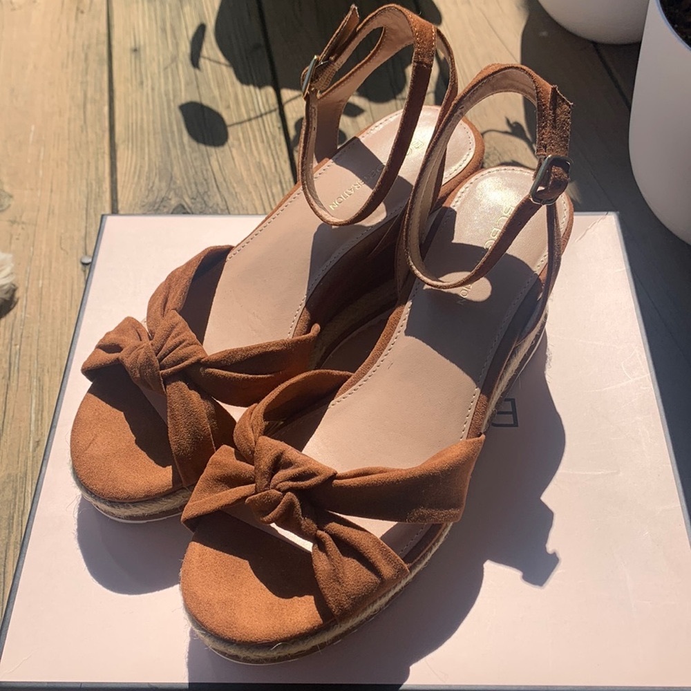 Platform Sandles. Ankle strap. Suede